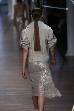 jason wu Show'da model yürür