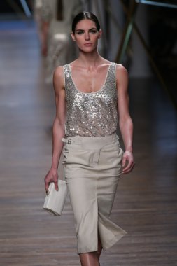 jason wu Show'da model yürür