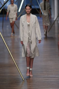 jason wu Show'da model yürür