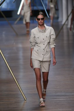 jason wu Show'da model yürür