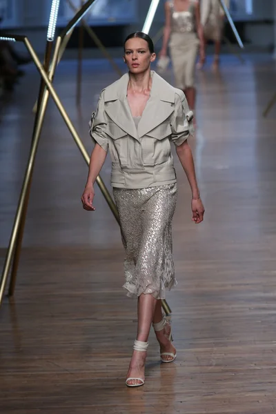 Modelo camina en Jason Wu show —  Fotos de Stock