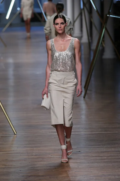 Modelo caminha no show Jason Wu — Fotografia de Stock