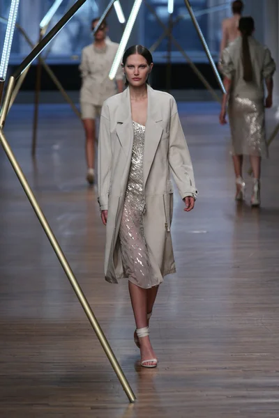 Modelo caminha no show Jason Wu — Fotografia de Stock