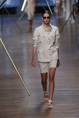 jason wu Show'da model yürür