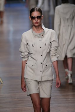 jason wu Show'da model yürür