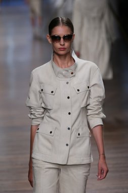 jason wu Show'da model yürür