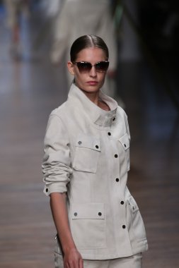 jason wu Show'da model yürür