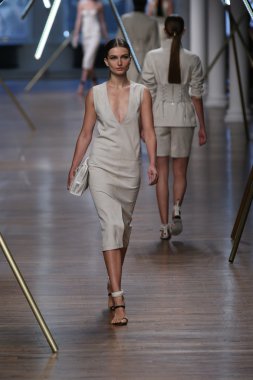 jason wu Show'da model yürür