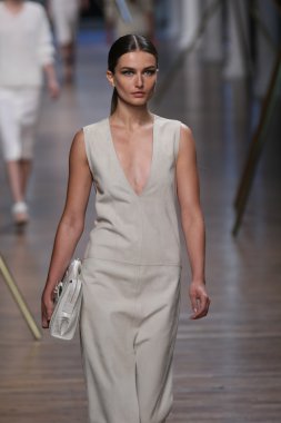 jason wu Show'da model yürür