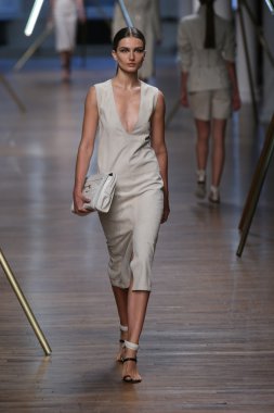 jason wu Show'da model yürür