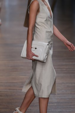 jason wu Show'da model yürür