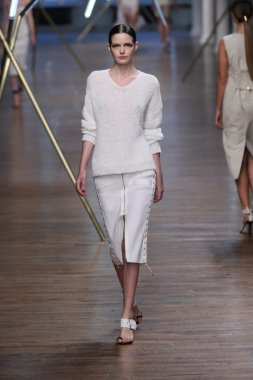 jason wu Show'da model yürür