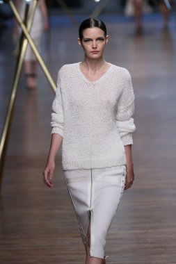 jason wu Show'da model yürür