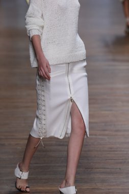 jason wu Show'da model yürür