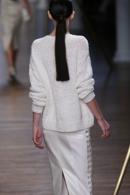 jason wu Show'da model yürür