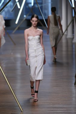 jason wu Show'da model yürür