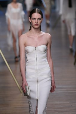 jason wu Show'da pist model yürür