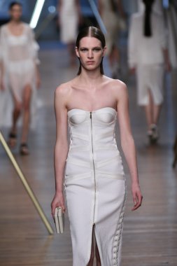 jason wu Show'da pist model yürür