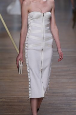 jason wu Show'da pist model yürür