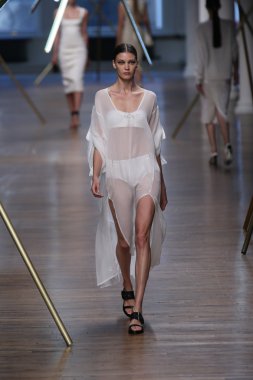 jason wu Show'da pist model yürür