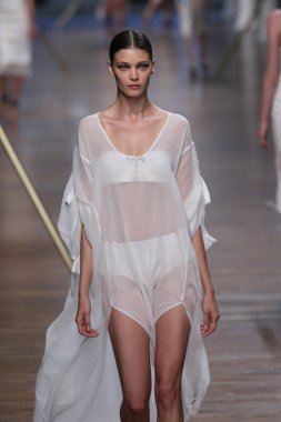jason wu Show'da pist model yürür