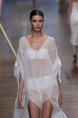 jason wu Show'da pist model yürür
