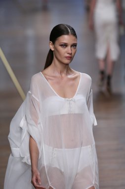 jason wu Show'da pist model yürür