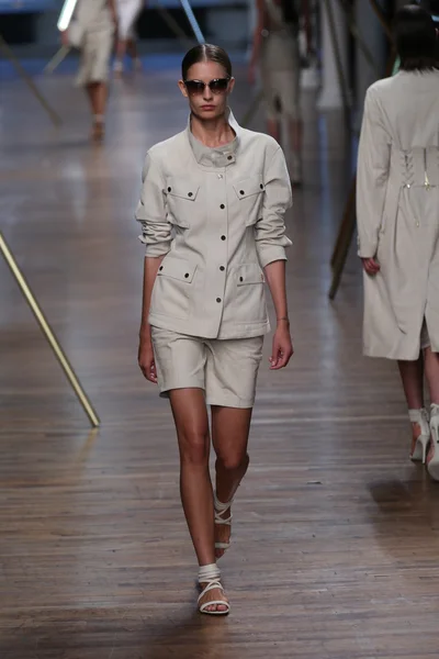 Modelo caminha no show Jason Wu — Fotografia de Stock