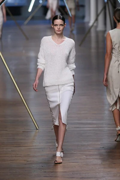 Promenades de mannequins au Jason Wu Show — Photo