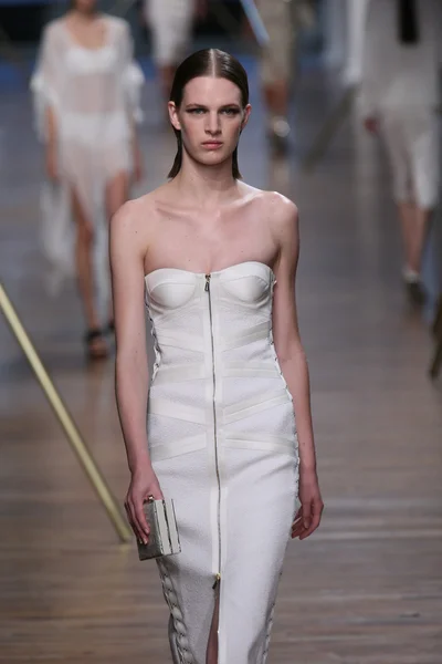 Modelo camina por la pasarela en Jason Wu show — Foto de Stock