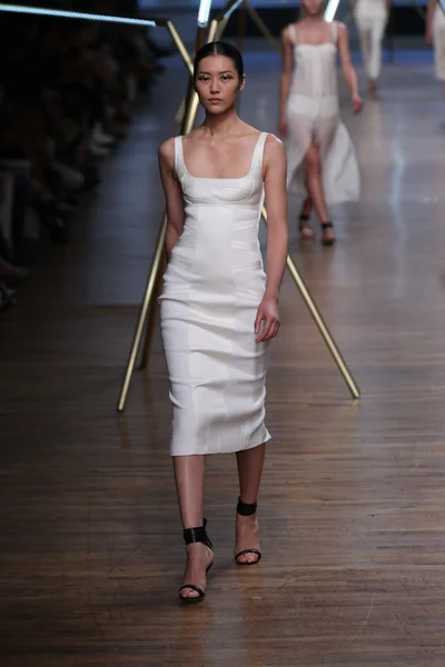 Modelo caminha na pista no show de Jason Wu — Fotografia de Stock