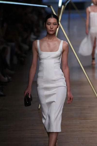 Modelo caminha na pista no show de Jason Wu — Fotografia de Stock