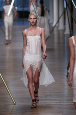 jason wu Show'da pist model yürür