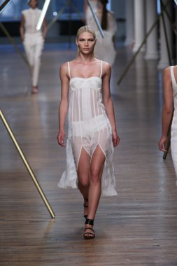 jason wu Show'da pist model yürür