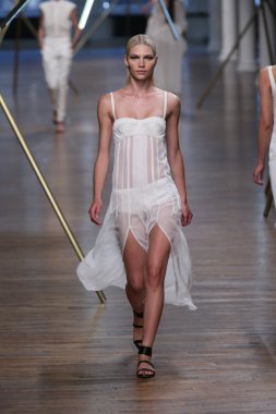 jason wu Show'da pist model yürür