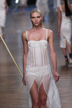 jason wu Show'da pist model yürür