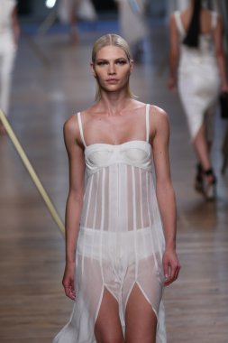 jason wu Show'da pist model yürür