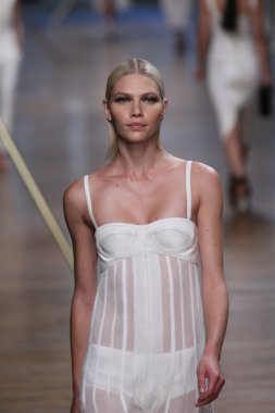 jason wu Show'da pist model yürür