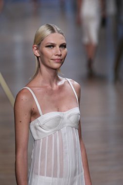 jason wu Show'da pist model yürür