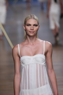 jason wu Show'da pist model yürür
