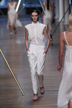 jason wu Show'da pist model yürür