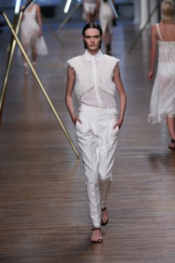 jason wu Show'da pist model yürür