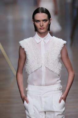 jason wu Show'da pist model yürür