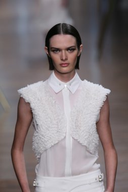 jason wu Show'da pist model yürür