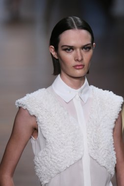 jason wu Show'da pist model yürür
