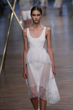 jason wu Show'da pist model yürür