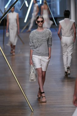 jason wu Show'da pist model yürür