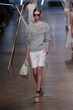 jason wu Show'da pist model yürür