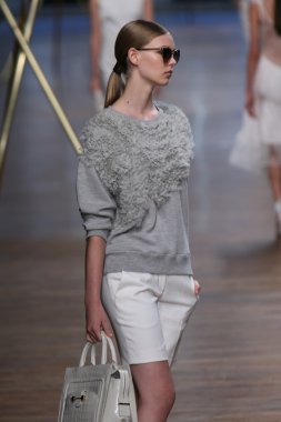 jason wu Show'da pist model yürür