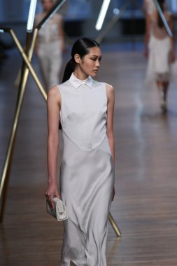 jason wu Show'da pist model yürür